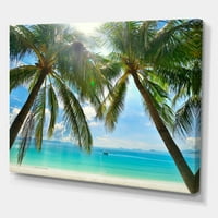 Designart 'Pálma lóg a homokos fehér strandon' Seashore Photo Canvas Art Print